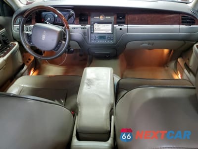 Zdjęcie 8 z 12 samochodu: 2006 LINCOLN TOWN CAR DESIGNER VIN:1LNHM83W96Y609728 - miniatura