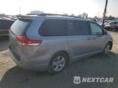 Trzecie zdjęcie samochodu z tyłu: 2013 TOYOTA SIENNA LE VIN:5TDKK3DC1DS362561 - miniatura
