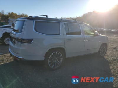 Trzecie zdjęcie samochodu z tyłu: 2022 JEEP GRAND WAGONEER SERIES III VIN:1C4SJVGJ3NS141643 - miniatura