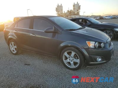 Czwarte zdjęcie samochodu z boku: 2015 CHEVROLET SONIC LTZ VIN:1G1JE5SBXF4118102 - miniatura