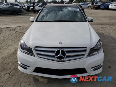Piąte zdjęcie samochodu w środku: 2013 MERCEDES-BENZ C 250 VIN:WDDGF4HB3DR292132 - miniatura
