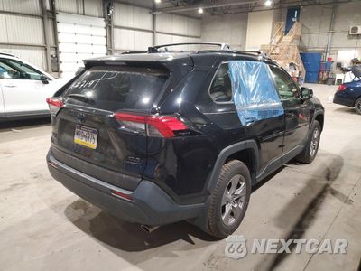 Trzecie zdjęcie samochodu z tyłu: 2022 TOYOTA RAV4 XLE VIN:JTMRWRFV9ND155529 - miniatura