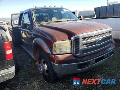 Czwarte zdjęcie samochodu z boku: 2005 FORD F350 SUPER DUTY VIN:1FTWW33P15EC41661 - miniatura