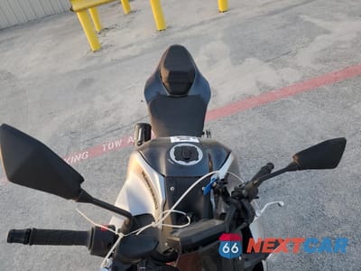 Piąte zdjęcie samochodu w środku: 2023 KAWASAKI ZR900 F VIN:ML5ZRDF1XPDA62753 - miniatura
