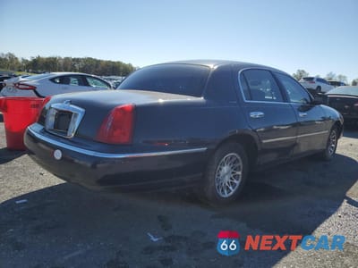 Trzecie zdjęcie samochodu z tyłu: 2000 LINCOLN TOWN CAR SIGNATURE VIN:1LNHM82W2YY815736 - miniatura