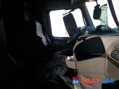 Piąte zdjęcie samochodu w środku: 2018 VOLVO VNL SEMI TRUCK VIN:4V4NC9EH1JN998555 - miniatura