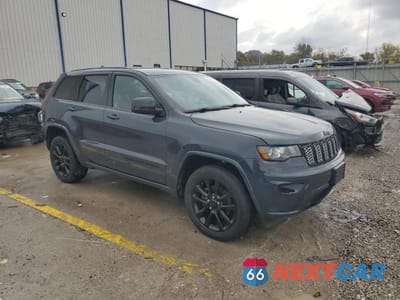 Czwarte zdjęcie samochodu z boku: 2018 JEEP GRAND CHEROKEE LAREDO VIN:1C4RJFAG2JC348627 - miniatura