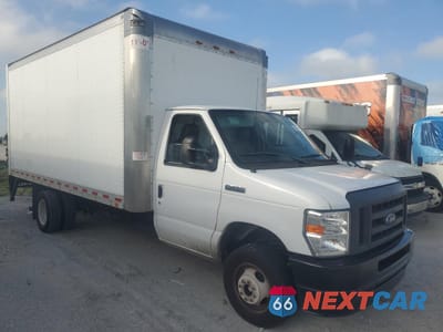 Czwarte zdjęcie samochodu z boku: 2021 FORD ECONOLINE E450 SUPER DUTY CUTAWAY VAN VIN:1FDXE4FNXMDC03868 - miniatura