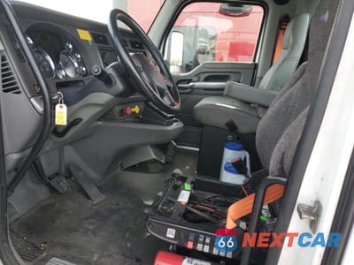 Zdjęcie 7 z 12 samochodu: 2016 KENWORTH T680 SEMI TRUCK VIN:1XKYA48X2GJ496713 - miniatura