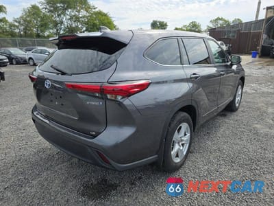Czwarte zdjęcie samochodu z boku: 2023 TOYOTA HIGHLANDER HYBRID LE VIN:5TDBBRCHXPS111896 - miniatura