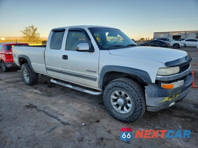 Czwarte zdjęcie samochodu z boku: 2002 CHEVROLET SILVERADO K2500 HEAVY DUTY VIN:1GCHK29UX2E241343 - miniatura