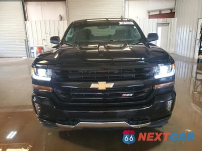 Piąte zdjęcie samochodu w środku: 2018 CHEVROLET SILVERADO K1500 LT VIN:3GCUKREC7JG499069 - miniatura