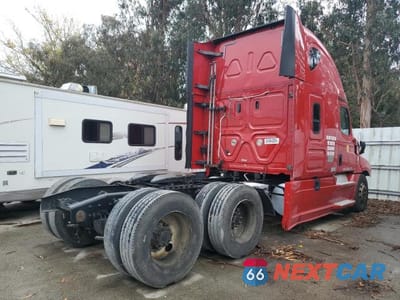 Czwarte zdjęcie samochodu z boku: 2020 FREIGHTLINER CASCADIA 126 SEMI TRUCK VIN:3AKJHHDR0LSKZ7498 - miniatura