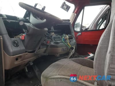 Piąte zdjęcie samochodu w środku: 2015 FREIGHTLINER CASCADIA TRUCK CAB AND CHASSIS VIN:3AKJGEDV6FSGJ6926 - miniatura
