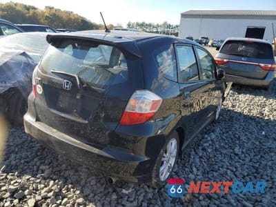 Trzecie zdjęcie samochodu z tyłu: 2011 HONDA FIT SPORT VIN:JHMGE8G53BS011726 - miniatura