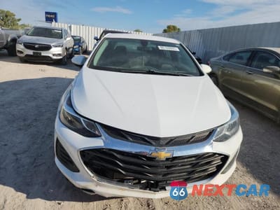 Piąte zdjęcie samochodu w środku: 2019 CHEVROLET CRUZE LT VIN:1G1BE5SM6K7146266 - miniatura