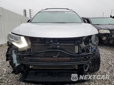 Piąte zdjęcie samochodu w środku: 2017 NISSAN ROGUE SV VIN:5N1AT2MV4HC740816 - miniatura