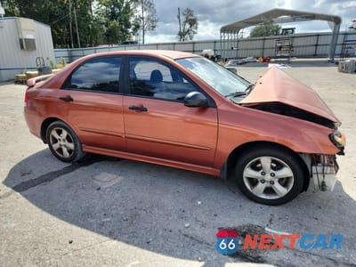 Czwarte zdjęcie samochodu z boku: 2008 KIA SPECTRA EX VIN:KNAFE121785018787 - miniatura