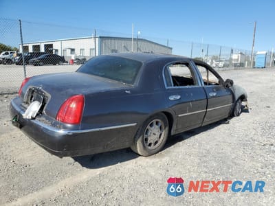 Trzecie zdjęcie samochodu z tyłu: 2002 LINCOLN TOWN CAR SIGNATURE VIN:1LNHM82W92Y662036 - miniatura