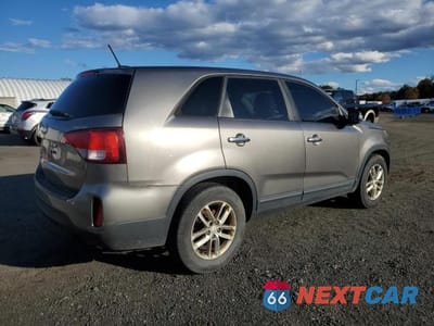 Trzecie zdjęcie samochodu z tyłu: 2015 KIA SORENTO LX VIN:5XYKTCA67FG560332 - miniatura
