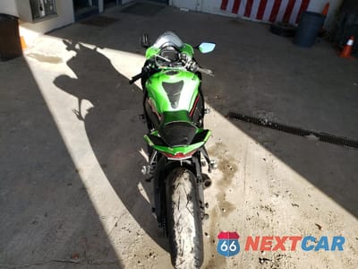 Zdjęcie 6 z 10 samochodu: 2021 KAWASAKI ZX1002 M VIN:JKBZXVM18MA000241 - miniatura