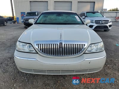 Piąte zdjęcie samochodu w środku: 2004 LINCOLN TOWN CAR ULTIMATE VIN:1LNHM83W64Y681743 - miniatura