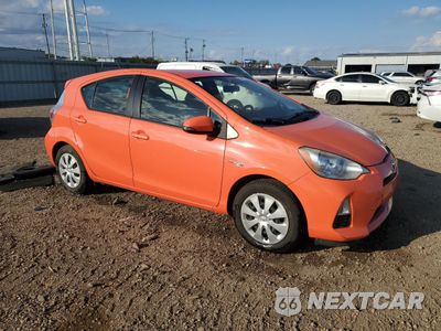 Czwarte zdjęcie samochodu z boku: 2014 TOYOTA PRIUS C VIN:JTDKDTB39E1084990 - miniatura