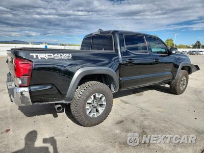 Trzecie zdjęcie samochodu z tyłu: 2018 TOYOTA TACOMA DOUBLE CAB VIN:5TFCZ5AN3JX139090 - miniatura
