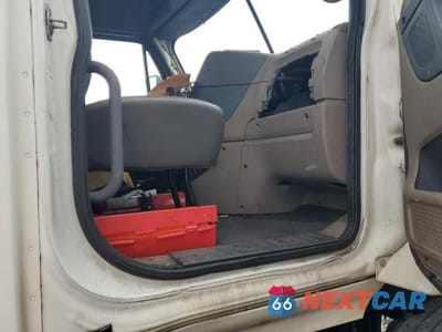 Piąte zdjęcie samochodu w środku: 2016 FREIGHTLINER CASCADIA 113 SEMI TRUCK VIN:3AKBGADV2GSHB2532 - miniatura
