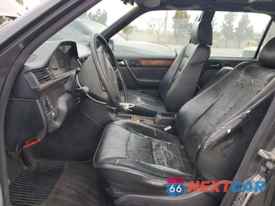 Zdjęcie 7 z 12 samochodu: 1993 MERCEDES-BENZ 300 E VIN:WDBEA32E5PB994476 - miniatura