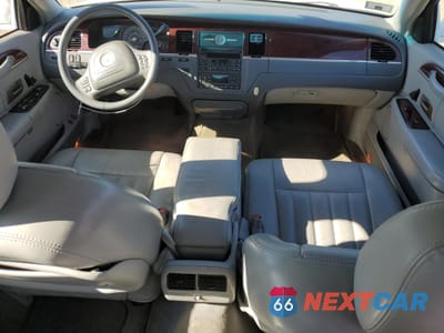 Zdjęcie 8 z 12 samochodu: 2004 LINCOLN TOWN CAR EXECUTIVE VIN:1LNHM81W34Y611989 - miniatura