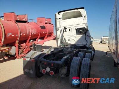 Czwarte zdjęcie samochodu z boku: 2022 FREIGHTLINER CASCADIA 126 SEMI TRUCK VIN:3AKJHHDRXNSNF3192 - miniatura