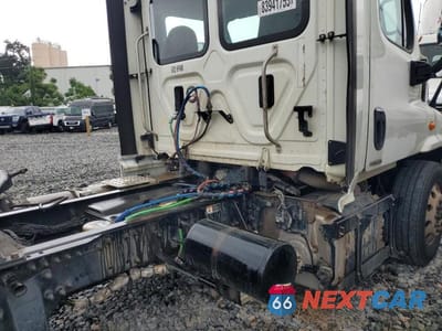 Zdjęcie 6 z 10 samochodu: 2016 FREIGHTLINER CASCADIA 113 SEMI TRUCK VIN:3AKBGADV2GSHB2532 - miniatura