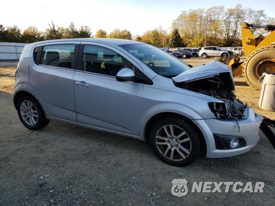 Czwarte zdjęcie samochodu z boku: 2013 CHEVROLET SONIC LT VIN:1G1JC6SG5D4129822 - miniatura