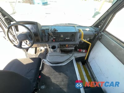 Zdjęcie 9 z 10 samochodu: 2013 ISUZU NPR VIN:JALB4T177D7W01668 - miniatura