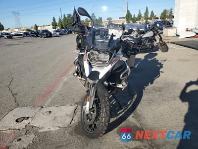 Drugie zdjęcie samochodu z przodu: 2016 BMW R1200 GS ADVENTURE VIN:WB10A1208GZ664744 - miniatura