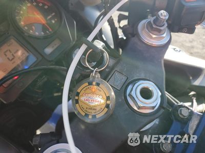 Zdjęcie 8 z 10 samochodu: 2001 HONDA CBR900 RE VIN:JH2SC44361M101606 - miniatura