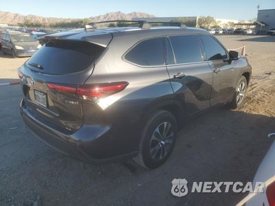 Trzecie zdjęcie samochodu z tyłu: 2021 TOYOTA HIGHLANDER VIN:5TDHARAH5MS504362 - miniatura
