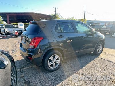 Czwarte zdjęcie samochodu z boku: 2020 CHEVROLET TRAX LS VIN:3GNCJKSB3LL216525 - miniatura