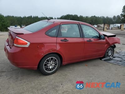 Trzecie zdjęcie samochodu z tyłu: 2010 FORD FOCUS SE VIN:1FAHP3FN2AW205410 - miniatura