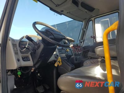Zdjęcie 6 z 10 samochodu: 2019 INTERNATIONAL 4300 TRUCK CAB AND CHASSIS VIN:1HTMMMML6KH750494 - miniatura