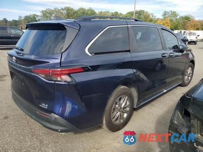 Trzecie zdjęcie samochodu z tyłu: 2021 TOYOTA SIENNA XLE VIN:5TDYRKEC6MS045471 - miniatura