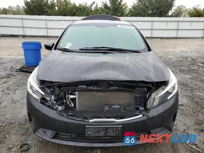 Piąte zdjęcie samochodu w środku: 2017 KIA FORTE LX VIN:3KPFL4A75HE123994 - miniatura