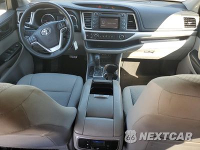 Zdjęcie 8 z 15 samochodu: 2019 TOYOTA HIGHLANDER LE VIN:5TDZARFH0KS048183 - miniatura