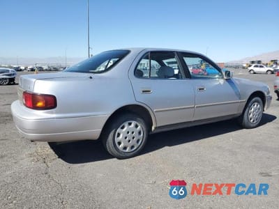 Trzecie zdjęcie samochodu z tyłu: 1996 TOYOTA CAMRY VIN:JT2BG12K4T0382555 - miniatura