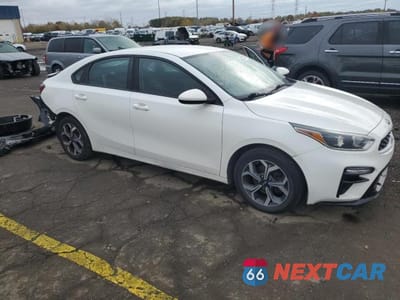 Czwarte zdjęcie samochodu z boku: 2019 KIA FORTE FE VIN:3KPF24AD3KE121774 - miniatura