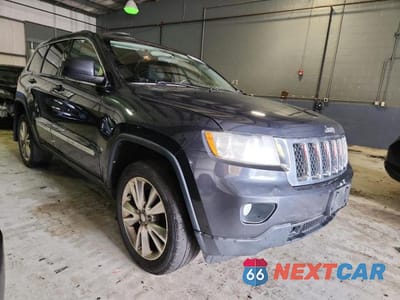 Czwarte zdjęcie samochodu z boku: 2013 JEEP GRAND CHEROKEE LAREDO VIN:1C4RJFAG4DC556254 - miniatura