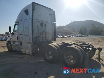 Trzecie zdjęcie samochodu z tyłu: 2017 FREIGHTLINER CASCADIA 125 SEMI TRUCK VIN:3AKJGLDR3HSHN2019 - miniatura