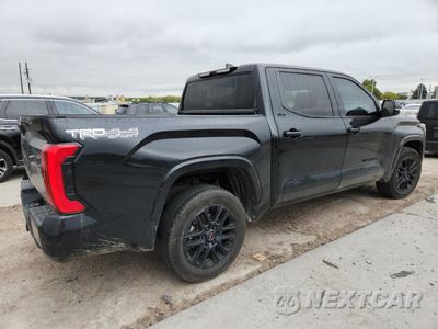 Trzecie zdjęcie samochodu z tyłu: 2024 TOYOTA TUNDRA CREWMAX SR VIN:5TFLA5DB3RX188441 - miniatura