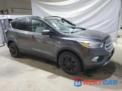 Czwarte zdjęcie samochodu z boku: 2018 FORD ESCAPE SE VIN:1FMCU9GD3JUB76125 - miniatura